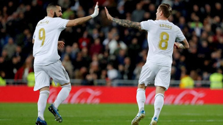 Karim Benzema y Toni Kroos celebrando un gol con el Real Madrid