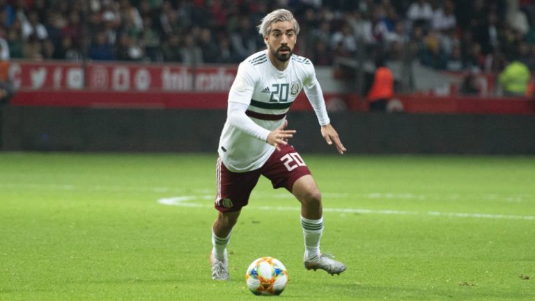 Rodolfo Pizarro durante un partido con México