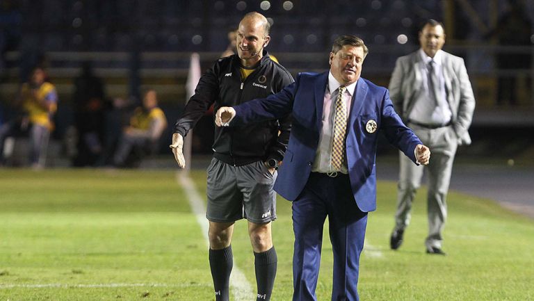 Miguel Herrera le reclama al cuarto árbitro