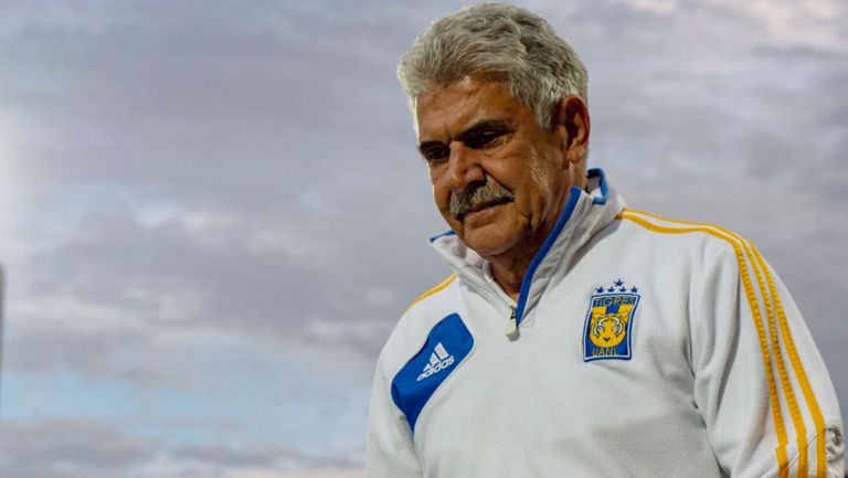 Ricardo Ferretti durante un duelo de Tigres