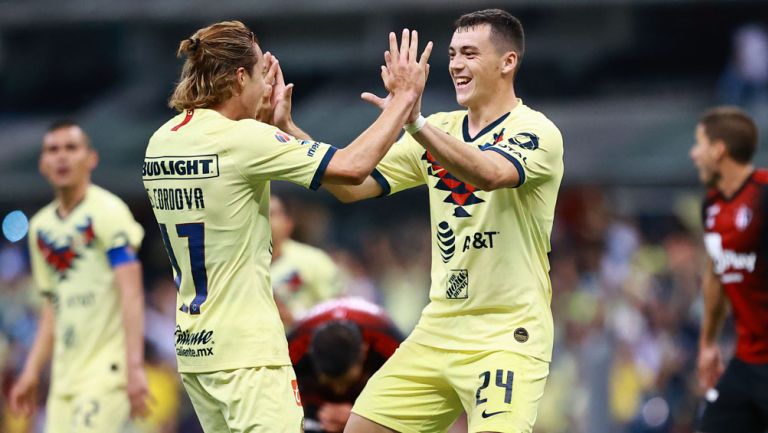 Federico Viñas celebra un gol con América