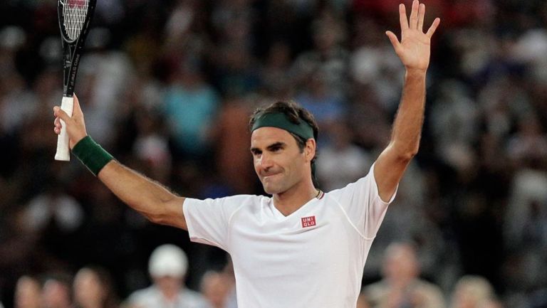 Roger Federer saluda en un juego de tenis