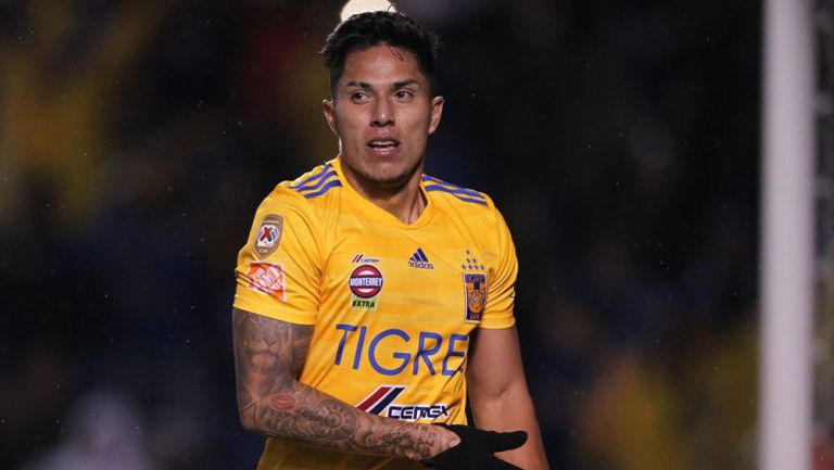 Carlos Salcedo, en un partido de Tigres