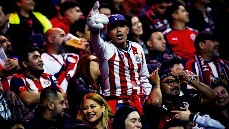 Afición de Chivas apoya a sus jugadores en el Estadio Caliente