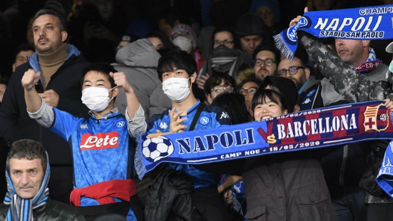 Aficionaos en San Paolo para ver el Napoli vs Barcelona