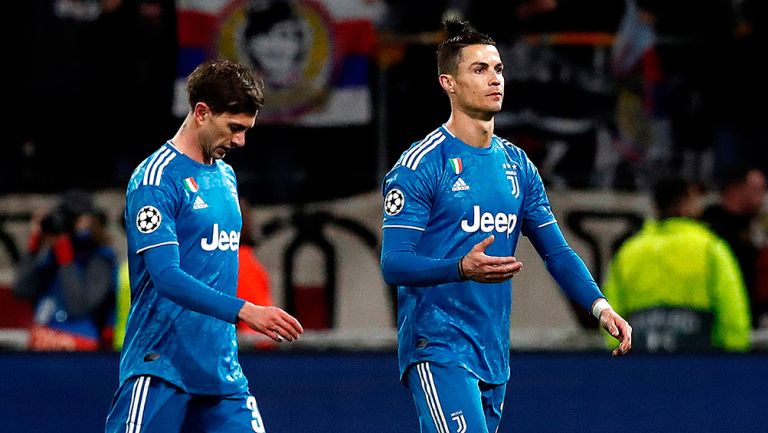 Cristiano Ronaldo junto a  Federico Bernardeschi tras el partido