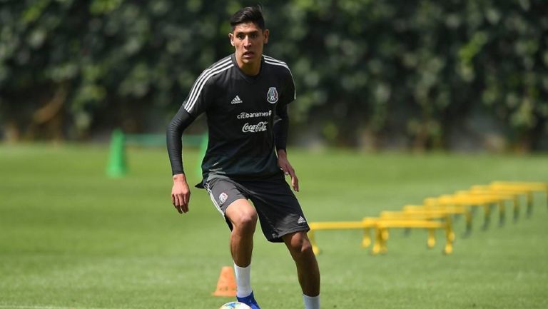 Edson Álvarez jugando con la Selección Mexicana