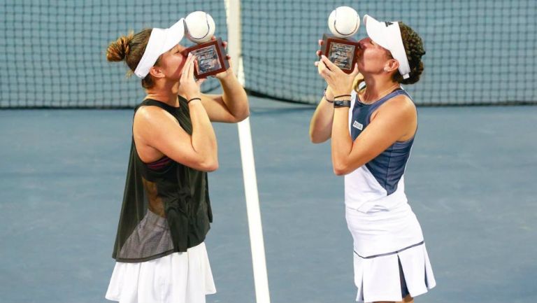 Giuliana Olmos y Desirae Krawczyk tras ganar el título de dobles en el AMT