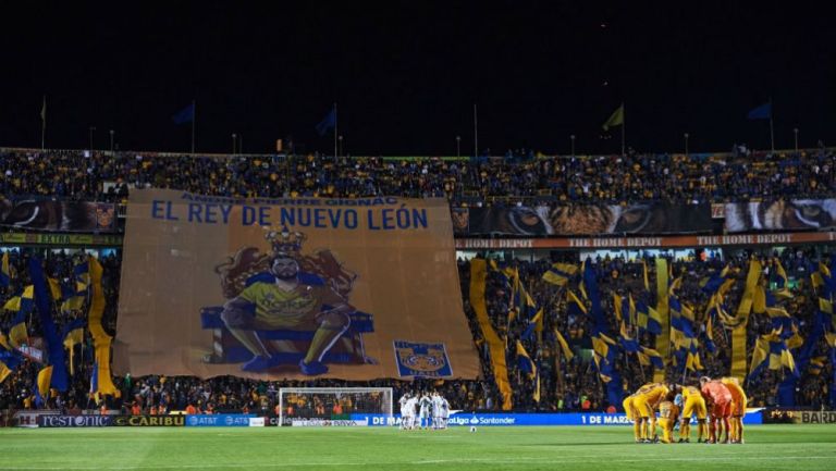 Tifo de André Pierre Gignac en el Estadio Universitario