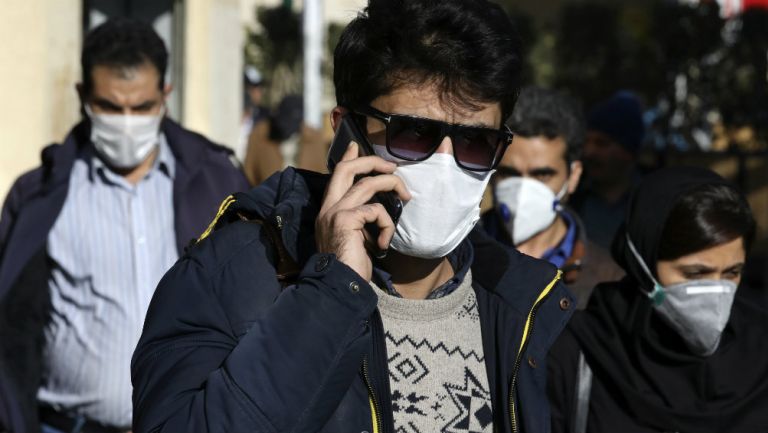 Hombre con tabapocas en Tehran, Iran
