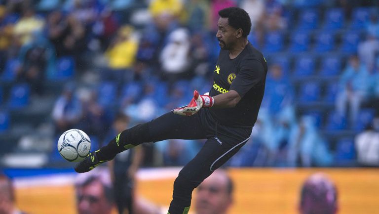 Adrián Chávez durante un partido de leyendas