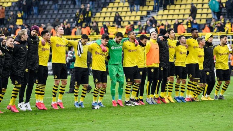 Jugadores del Dortmund se abrazan tras un juego