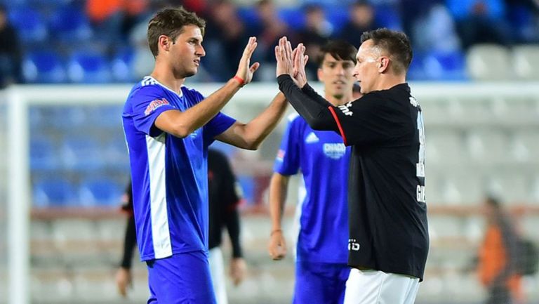 Santiago Giménez y Chaco se saludan dentro de la cancha