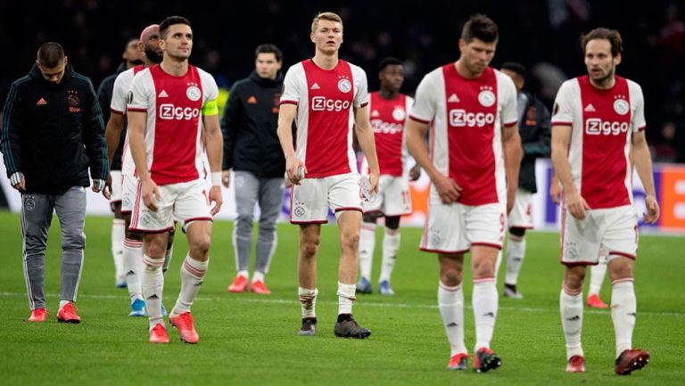 Jugadores del Ajax cabizbajos tras perder un partido