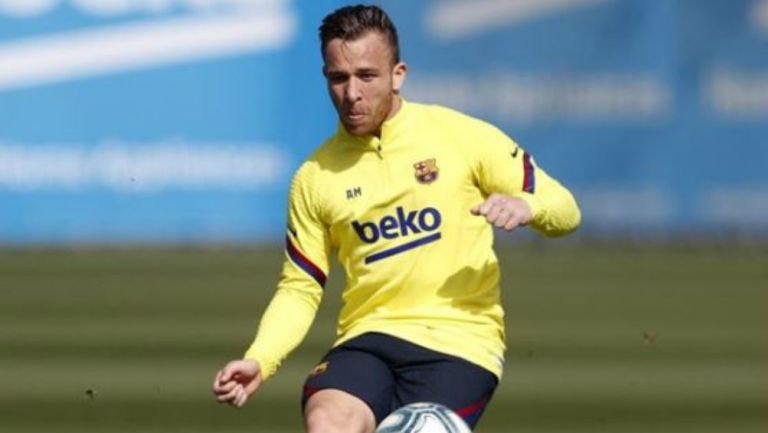 Arthur Melo, impacta el balón en un entrenamiento del Barça