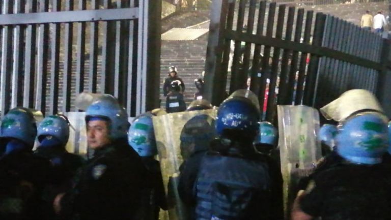 Policías en el acceso H del estadio