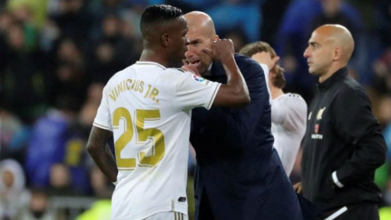 Zinedine Zidane y Vinicius, durante el Clásico