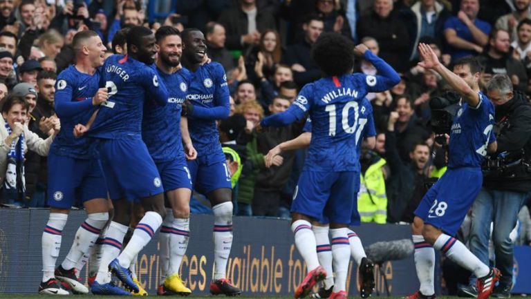 Jugadores del Chelsea festejan una anotación