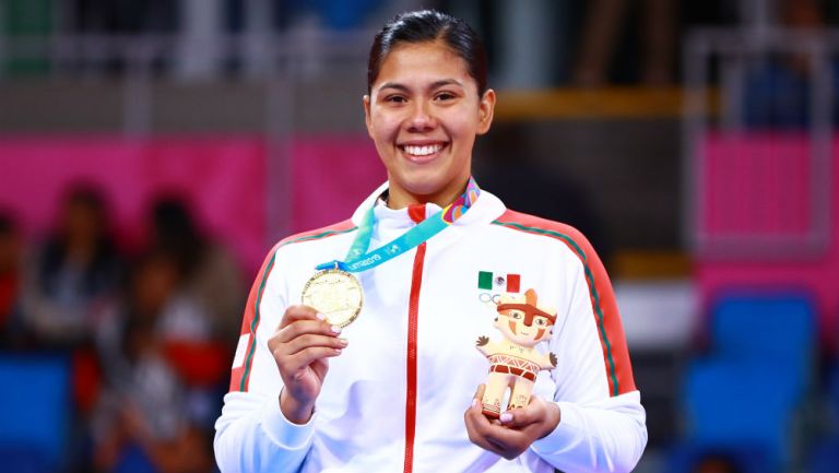 Briseida Acosta con su medalla en Juegos Panamericanos