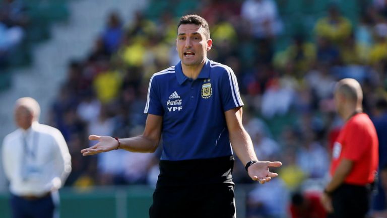 Lionel Scaloni dirigiendo a la Selección de Argentina