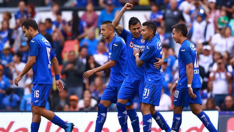 Jugadores de Cruz Azul en un juego en el Azteca