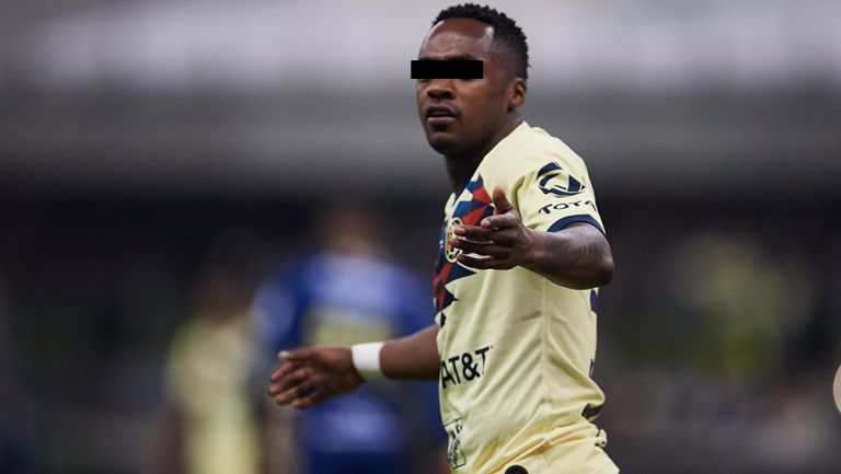 Renato 'N' durante un duelo con América