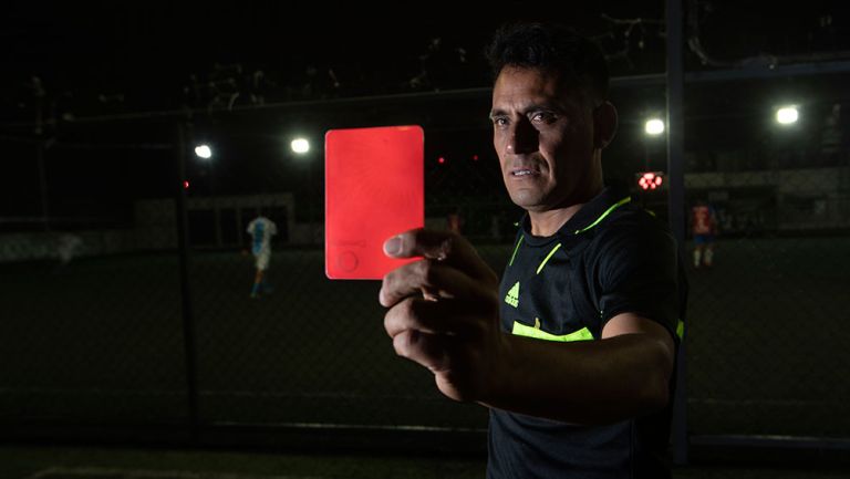 El árbitro Daniel González posa para la lente de RÉCORD