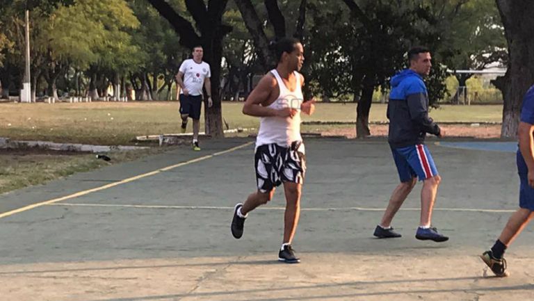 Ronaldinho en un partido de futbol en prisión