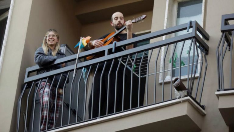 Italianos cantando en el balcón