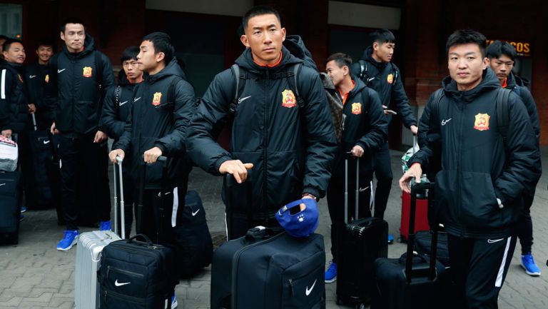 Jugadores del Wuhan Zall previo a volver a China