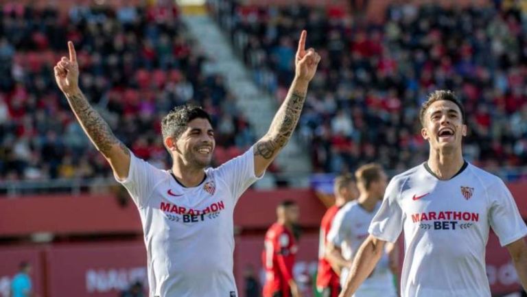 Sergio Reguilón festeja con Banega un gol del Sevilla 