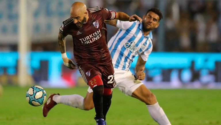 Jugadores de River Plate y Atlético Tucumán pelean el balón