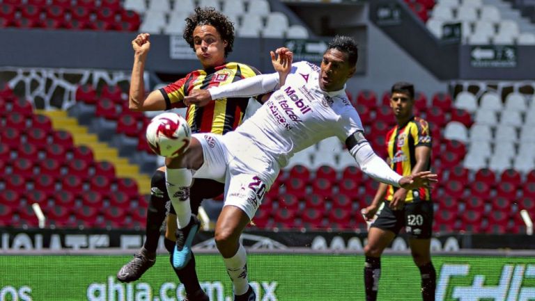 Roberto Nurse disputa un balón