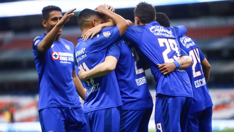 Cruz Azul en festejo de gol