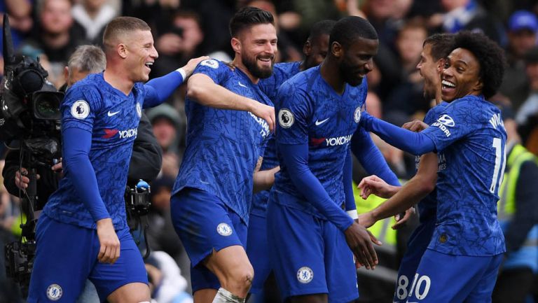 jugadores del Chelea celebran una anotación en Premier 