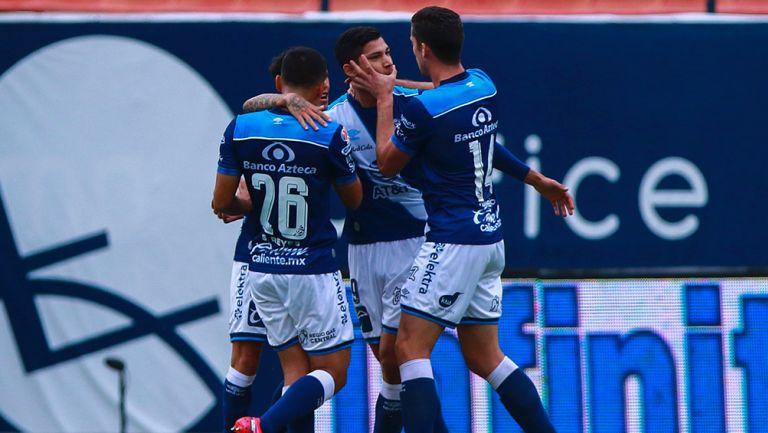 Jugadores de Puebla festejan un gol