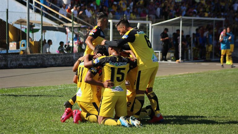 Los jugadores de Once Deportivo festejan gol durante un partido