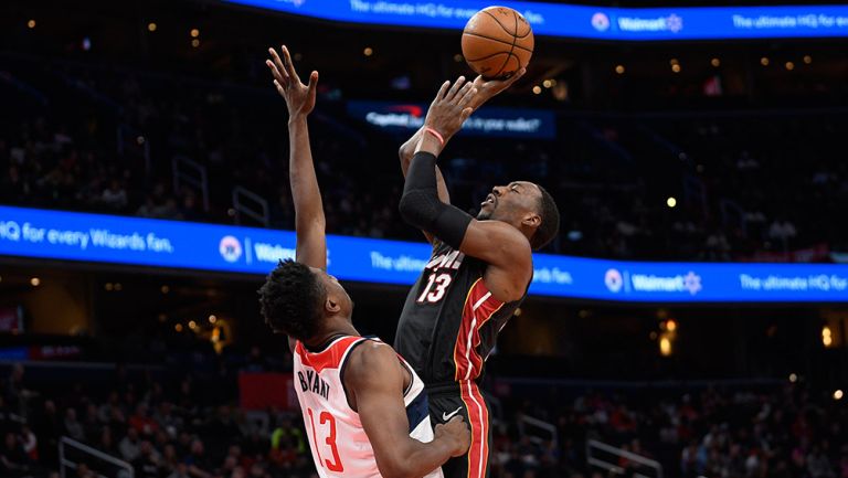 Bam Adebayo y  Thomas Bryant pelea por el balón 