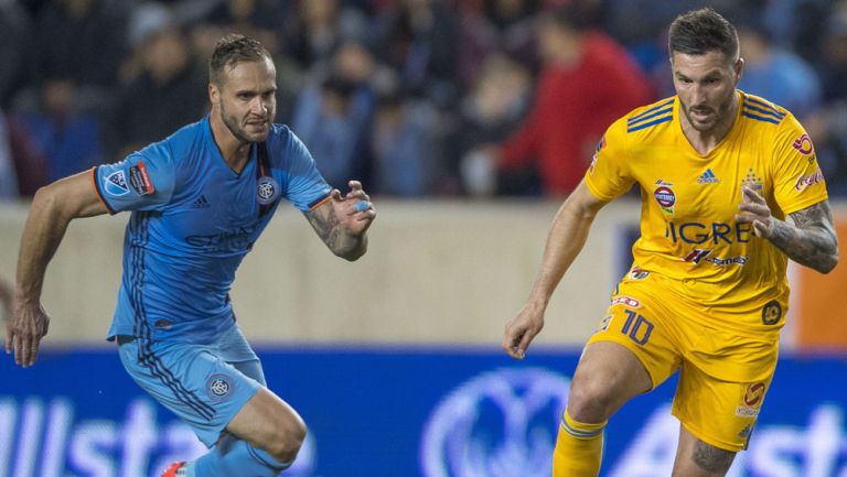 Maxime Chanot y Gignac pelea un balón en EU