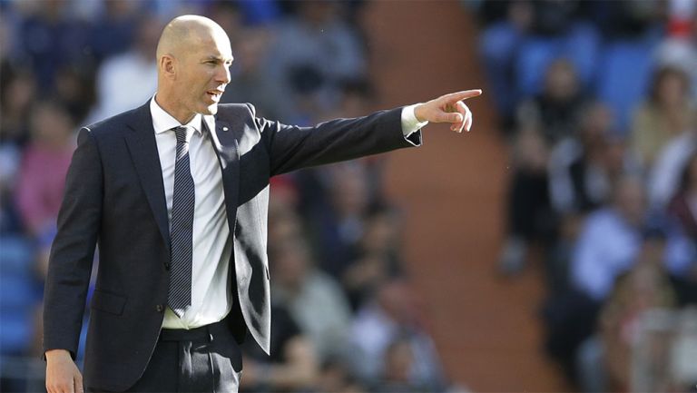 Zinedine Zidane en un partido con Real Madrid