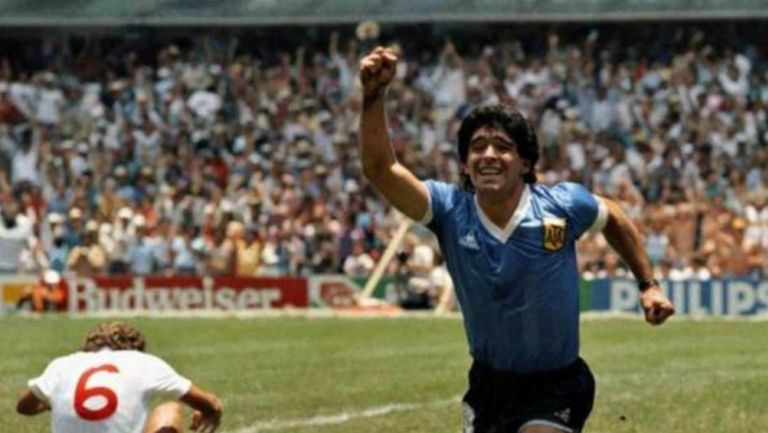 Maradona festeja una anotación