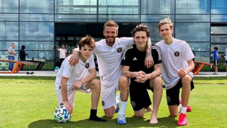 Brooklyn Beckham y su padre en un campo de futbol