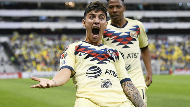 Leo Suárez celebrando un gol con América