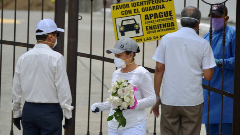 Personas intentan despedir a sus muertos en Guayaquil