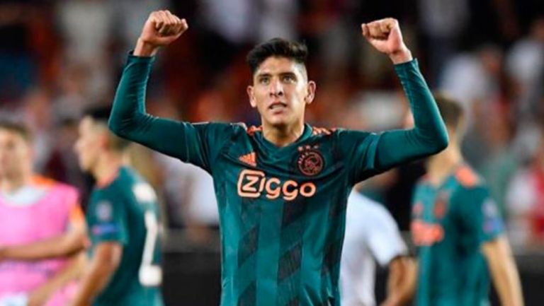 Edson Álvarez festeja en un juego con el Ajax