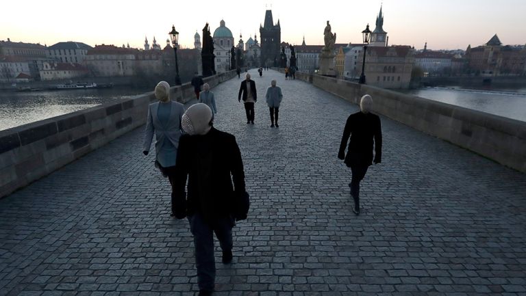 Personas caminan con protección por las calles de Praga