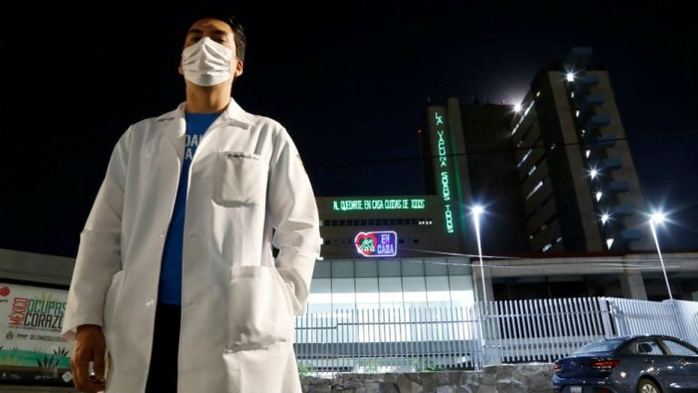 Doctor a las afueras de un hospital en Guadalajara