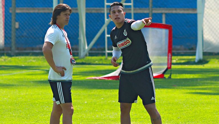 Salcedo y Almeyda, durante un entrenamiento de Chivas