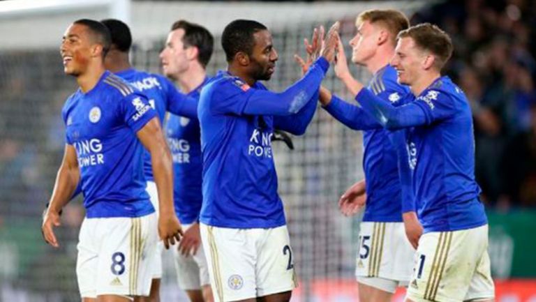 Jugadores del Leicester festejan un gol