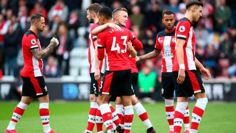 Jugadores del Southampton se abrazan tras un partido